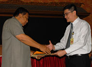 Kepala Dispenda Kukar Samuel Robert Djukuw (kiri) menerima laporan SPPT dari Kepala KPP Pratama Tenggarong, Endaryono