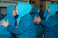 Ketua Dewan Penasehat TP PKK Kukar Hj Dayang Kartini Syaukani memberikan ucapan selamat kepada Ketua PKK tingkat kecamatan yang baru dilantik
