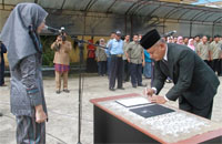 Dirut PDAM Tirta Mahakam Iswanto menandatangani Pakta Integritas di hadapan Bupati Kukar Rita Widyasari