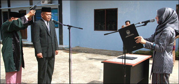 Bupati Kukar Rita Widyasari mengambil sumpah Iswanto sebagai Dirut PDAM Tirta Mahakam periode 2014-2018