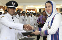 Salah seorang kades menerima SK secara simbolis dari Bupati Kukar Rita Widyasari