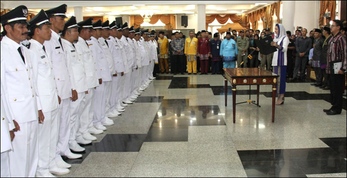 Bupati Kukar Rita Widyasari saat melantik 70 kepala desa hasil Pilkades serentak 2016 di Tenggarong, Kamis (27/10) siang