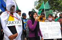 Para pengunjukrasa berorasi di depan pintu gerbang halaman gedung DPRD Kukar 