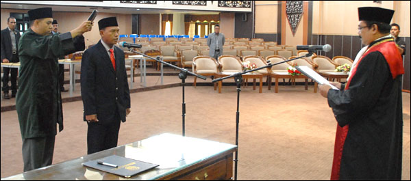 Pengambilan sumpah Al Qomar sebagai Wakil Ketua DPRD Kukar diulang kembali pada Rabu (04/06) siang di Tenggarong