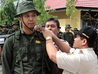 Penyematan tanda peserta secara simbolis kepada salah seorang calon Polhut Kukar