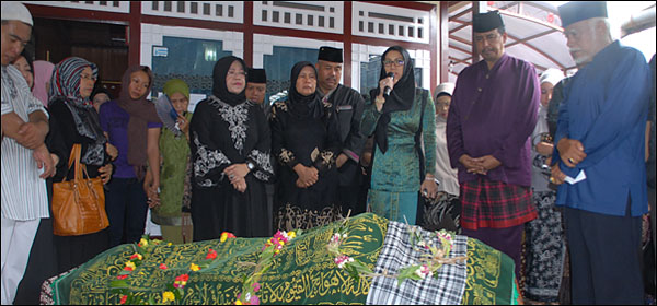 Bupati Kukar Rita Widyasari diapit Sekkab Kukar dan Wabup Kukar memberikan sambutan saat melepas jenazah H Chairul Fadlan