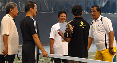 Bupati Sampang Noer Cahya (kiri), Kepala Disperindagkop Jatim Fatah Yasin, Sekretaris Dispora Kukar Tajuddin dan Wabup Kukar Ghufron Yusuf (kanan) mendengarkan penjelasan wasit sebelum bertanding