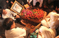 Jenazah Syaukani dikebumikan di samping pusara ibundanya Hj Jauhariah