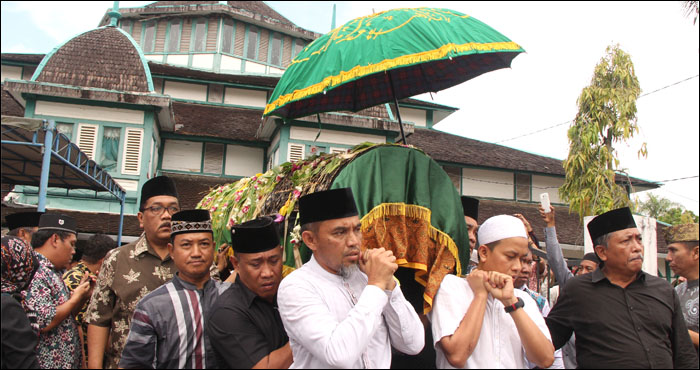 Jenazah Syaukani diberangkatkan ke pemakaman Kelambu Kuning usai disalatkan di Masjid Jami' Hasanuddin, Tenggarong, Kamis (28/07) pagi