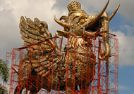 Patung Lembuswana raksasa di ujung pulau Kumala saat masih dalam tahap pengerjaaan