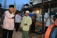 Sultan Kutai HAM Salehoeddin II menaburkan beras kuning sebelum dimulainya pembangunan Pendopo Kesultanan Kutai