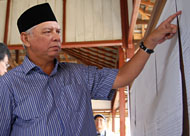Gubernur Kaltim H Awang Faroek Ishak memperhatikan hasil penghitungan suara di TPS 11 Bangun Rejo