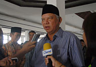 Gubernur kaltim H Awang Faroek memuji antusiasme warga Kukar untuk menggunakan hak pilihnya di Pemilu Legislatif 2009