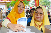 Bupati Rita Widyasari bersama keluarga saat menyalurkan suaranya pada Pemilu Legislatif yang lalu