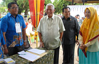 Gubernur Awang Faroek didampingi Bupati Rita Widyasari saat berada di TPS 3 Kelurahan Panji
