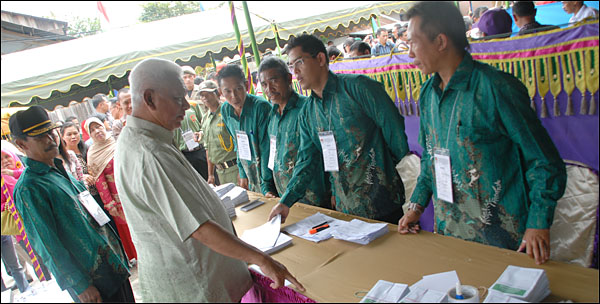 Gubernur Kaltim H Awang Faroek saat meninjau TPS 49 Loa Ipuh, Jalan Mangkuraja I, Tenggarong, Rabu (09/04) siang