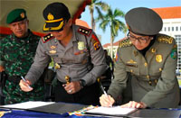 Kapolres Kukar AKBP Abdul Karim dan Bupati Rita Widyasari menandatangani berita acara serah terima BKO Anggota Satlinmas Kukar