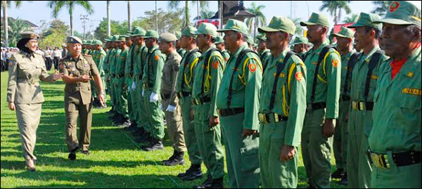 Bupati Rita Widyasari didampingi Kepala Satpol PP Fida Hurasani saat memeriksa pasukan pada upacara peringatan HUT Satpol PP ke-64 dan HUT Satlinmas ke-52 di Tenggarong, Senin (24/03) kemarin