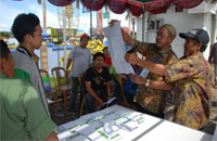 Petugas KPPS 2 Panji memeriksa surat suara yang dicoblos 