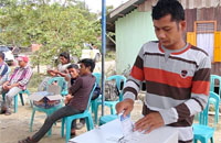 Salah seorang warga melakukan pemungutan suara ulang di TPS 7 Mangkurawang