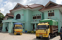 Dua buah truk dipersiapkan untuk mendistribusikan logistik Pemilu Legislatif 2014, termasuk kekurangan surat suara, ke beberapa kecamatan di Kukar