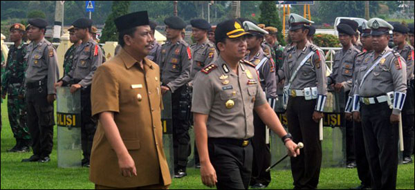 Wabup Kukar HM Ghufron Yusuf didampingi Kapolres Kukar AKBP Abdul Karim melakukan pemeriksaan pasukan Operasi Mantap Brata Mahakam 2014 di Tenggarong, Senin (10/03) pagi