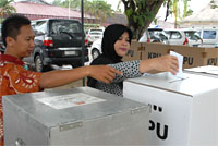 Salah seorang warga Tenggarong melakukan pemungutan suara di TPS 38 Kelurahan Melayu