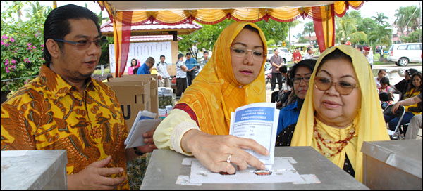 Didampingi suami dan ibundanya, Bupati Kukar Rita Widyasari menyalurkan suaranya di TPS 3 Panji