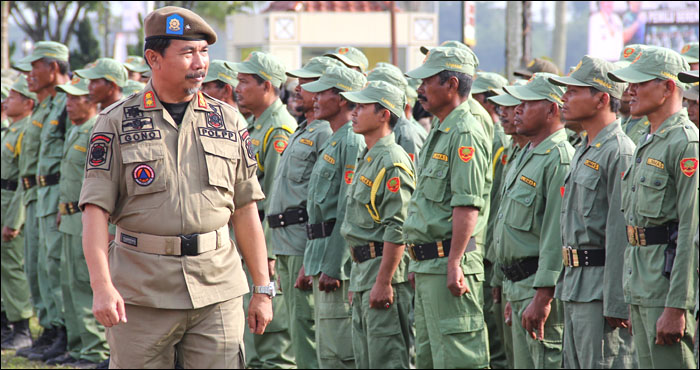 Sekkab Kukar H Sunggono melakukan pemeriksaan pasukan personel Linmas yang akan di-BKO-kan kepada Polres Kukar guna membantu pengamanan Pemilu 2019