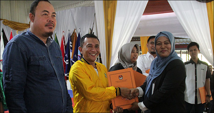 Saksi dari Partai Golkar menerima berita acara penetapan perolehan kursi dan calon terpilih DPRD Kukar dari Ketua KPU Kukar Yuyun Nurhayati