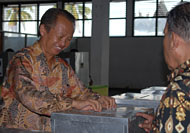 Pj Bupati Kukar Sjachruddin memasukkan lembar surat suara DPRD Provinsi Kaltim ke dalam kotak suara