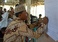 Suasana penghitungan suara di salah satu TPS di Kecamatan Tenggarong Seberang. Pada Pilpres 8 Juli mendatang, jumlah TPS di Kukar mengalami pengurangan sebanyak 35 buah