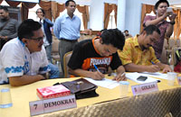 Beberapa saksi parpol ikut menandatangani berita acara penetapan perolehan kursi parpol dan calon Anggota DPRD Kukar 2014-2019