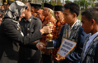 Bupati Rita Widyasari saat menyerahkan  trofi  kepada peraih penghargaan Pemuda Pelopor Tingkat Kabupaten Kukar Tahun 2012