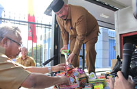 Kabag Perekonomian Setkab Kukar M Taufik bersama Bupati Edi Damansyah mengumpulkan produk obat-obatan ilegal yang akan dimusnahkan