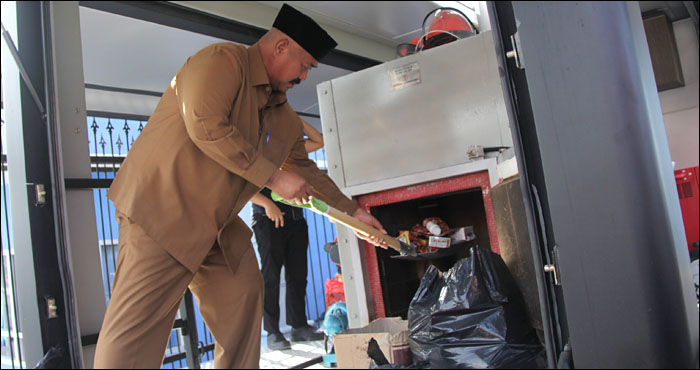 Bupati Kukar Edi Damansyah memasukkan produk obat-obatan ilegal untuk dimusnahkan dalam mesin incinerator