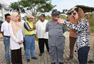 Bupati Kukar Rita Widyasari didampingi Ketua Pelaksana Penas KTNA Kukar HAPM Haryanto Bachroel serta jajaran kepanitiaan lainnya saat melihat persiapan demplot