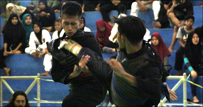 Dua pesilat bertarung pada babak penyisihan Zona 2 yang digelar di Tenggarong  