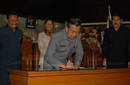Pj Bupati Sulaiman Gafur menandatangani berita acara penetapan RAPBD Kukar 2010 menjadi APBD