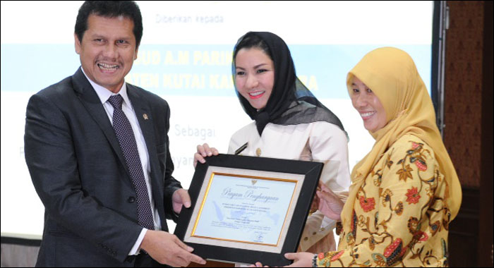 Menpan RB Asman Abnur menyerahkan penghargaan untuk RSAMP kepada Bupati Kukar Rita Widyasari didampingi Direktur RSAMP Martina Yulianti