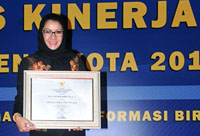 Bupati Rita Widyasari dengan bangga memperlihatkan penghargaan AKIP 2013 dengan predikat CC