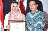Bupati Rita Widyasari didampingi Kepala Disdukcapil Kukar Getzmani dengan bangga menunjukkan piagam penghargaan dari Mendagri