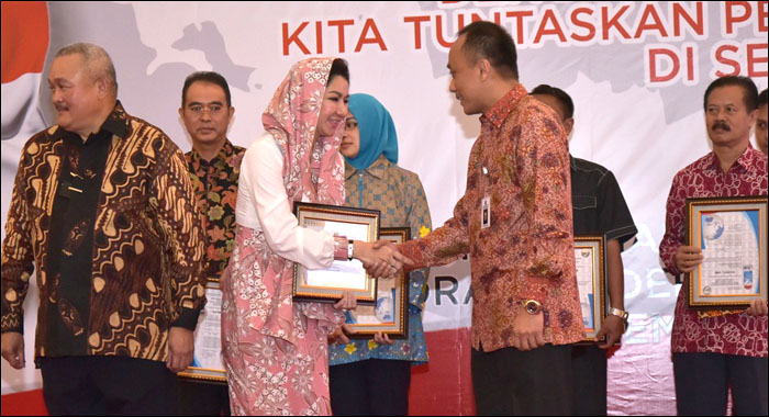 Bupati Rita Widyasari saat menerima penghargaan dari Mendagri atas pelaksanaan layanan administrasi kependudukan berstandar internasional