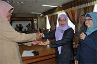 Kepala BKBP3A, Hj Aji Lina Rodiah saat menyerahkan secara simbolis bantuan KUBP untuk Kecamatan Tenggarong.