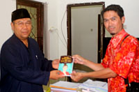 Hanafi (kanan) menyerahkan novel kepada Kepala Dinas Pendidikan Kukar, Hermawan