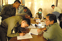 Para anggota Satpol PP Kukar menjalani tes narkoba di sela-sela kegiatan penyuluhan anti narkoba