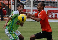 Arif Suyono berebut bola dengan Leo Saputra