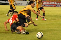 Esteban Herrera mendapat hadangan dari kapten tim Persija, Fabiano Beltrame