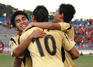 Yus Arfandi dan Anindito Erminarno merayakan gol yang dicetak kapten tim Mitra Kukar Franco Hita