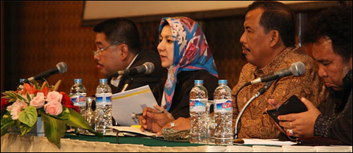 Bupati Kukar Rita Widyasari didampingi Ketua DPRD Kukar Awang Yacoub Luthman, Wabup Ghufron Yusuf dan Sekkab HAPM Haryanto Bachroel ketika memimpin pertemuan dengan para pengusaha di Jakarta, Kamis (16/02) lalu